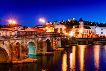 Fototapeta na wymiar puente romano sobre el rio Nabao y castillo templario, Tomar, distrito de Santarem, Medio Tejo, region centro, Portugal, europa