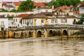Fototapeta premium puente romano sobre el rio Nabao, Tomar, distrito de Santarem, Medio Tejo, region centro, Portugal, europa