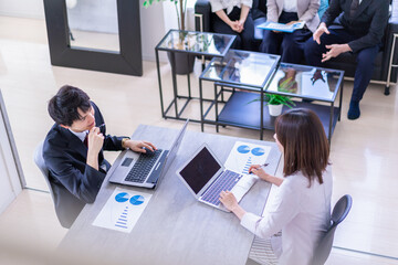 商談をする男女のビジネスパーソン