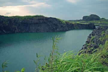 Obraz premium Beautiful lake surrounded by forest and mountains 