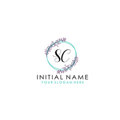 Obraz premium Initial letter SC handwriting with floral frame template 