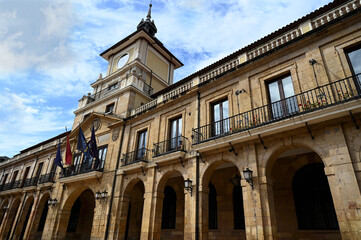 Fototapeta na wymiar Mairie d'Oviedo place de la Constitution en Espagne