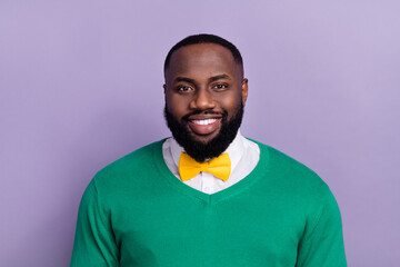 Obraz premium Photo of young good looking man in green pullover and bow tie go on date isolated on violet color background