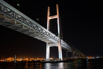 海上から見る夜の横浜ベイブリッジ