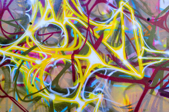 Un graff sur un mur en b&eacute;ton sous un pont