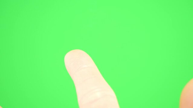 前に伸ばした指から飛んでいくテントウムシ