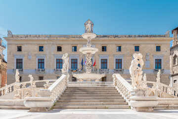 Fototapeta na wymiar Vue de la place Pretoria et de sa fontaine à Palerme, Sicile, Italie.