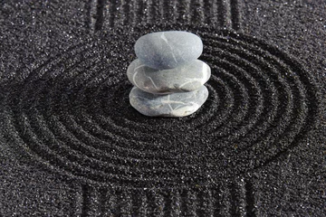Poster Japanse ZEN-tuin met yin yang stenen in gestructureerd zand © Wolfilser