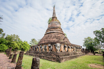 Obraz premium Southeast Asian country. It is famous for its tropical beaches, opulent royal palaces, ancient ruins, and temples adorned with Buddha figures.