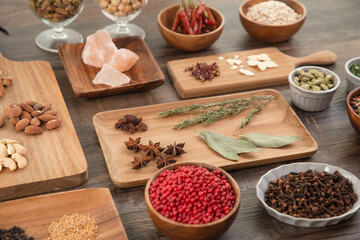 スパイスとソルト、ナッツ類のイメージ