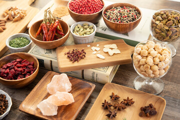 唐辛子や胡椒、ナッツやスパースのイメージ