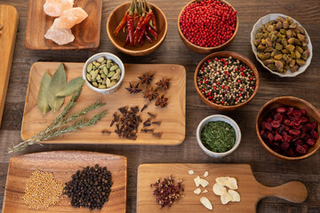 スパイスやハーブ、ナッツやソルトのイメージ