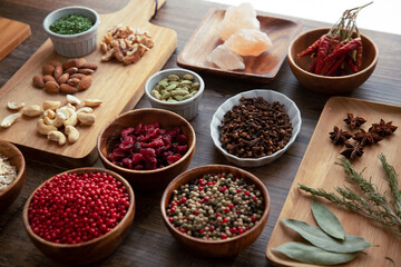 スパイスやハーブ、ナッツやソルトのイメージ