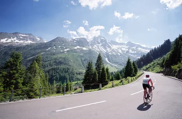 Fotobehang Alpen Actieve mannelijke toerist geniet van een schilderachtige fietstocht langs de grote alpenroute.