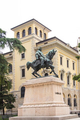 Obraz premium VERONA, ITALY - Statue of Garibaldi in Piazza Indipendenza, Verona, Italy
