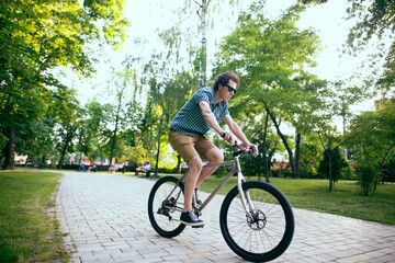 Fototapeta na wymiar Cyclist riding in a city park.