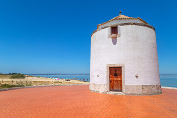 Old windmill at Alcochete beach © Rui Vale de Sousa