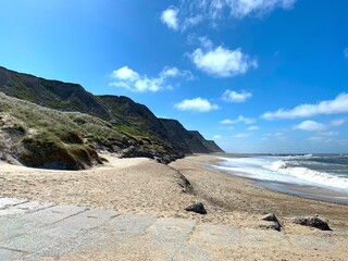 Klippen an der Bovbjerg K&uuml;ste bei Ferring in D&auml;nemark an einem sonnigen Tag, K&uuml;ste, Felsen und Wellen der Nordsee