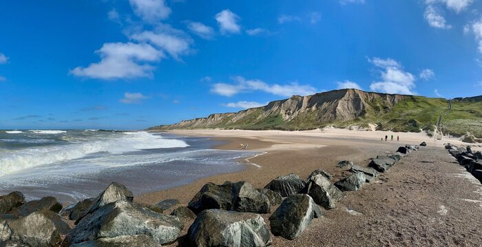Klippen und Meer an der Bovbjerg K&uuml;ste bei Ferring in D&auml;nemark an einem sonnigen Tag, K&uuml;ste, Felsen und Wellen der Nordsee
