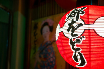 京都 祇園・花見小路の美しい提灯と舞妓さんのポスター