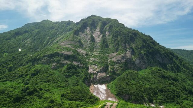 万年雪と権現岳（糸魚川市）