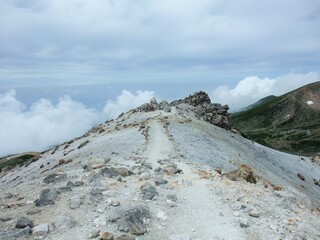 白山御前峰付近の登山道の風景