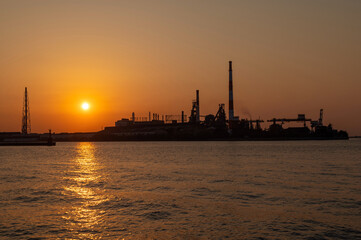 小倉北区の工場と夕日