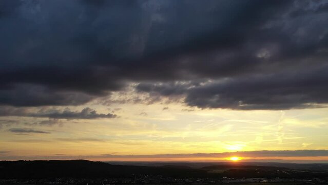 Dichte Wolken bei Sonnenuntergang
