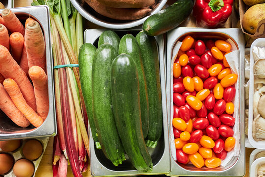 St&oacute;ł pełen bio i eko warzyw