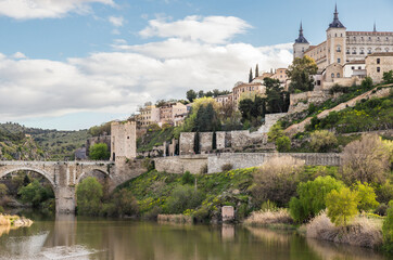 Fototapeta na wymiar Toledo con vistas desde el río