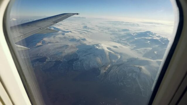 Ausblick aus dem Flugzeugfenster auf Berge