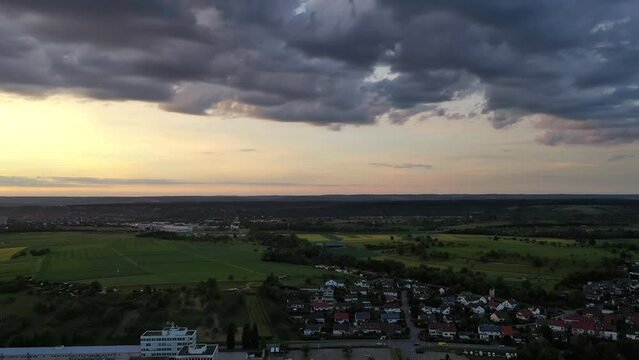 Dichte Wolken bei Sonnenuntergang