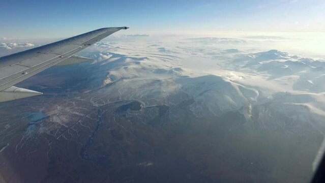 Ausblick aus dem Flugzeugfenster auf Berge
