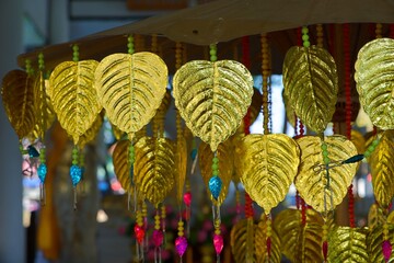 The golden artificial bodhi leaves are hung. It was for sale to customers who bought it to worship...