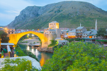 Mostar, Bosnië en Herzegovina. De oude brug, Stari Most, met de smaragdgroene rivier Neretva.