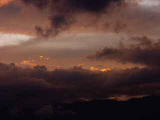 en las nubes durante el atardecer