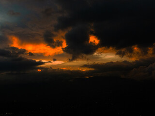 en las nubes durante el atardecer