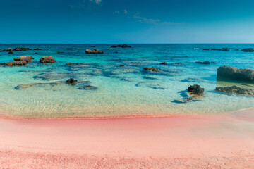 Verbazingwekkend roze zandstrand met kristalhelder water in Elafonissi Beach, Kreta, Griekenland