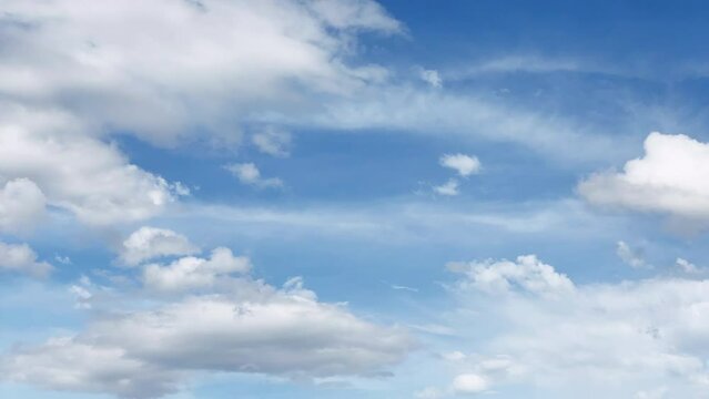 青空を流れる白い雲と飛行機雲 積雲 背景に巻雲 クラウドスケープ 日本 