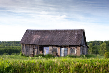 Fototapeta na wymiar An old wooden barn in a hill. Beautiful countryside