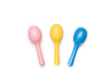 Maracas de colores sobre un fondo blanco liso y aislado. Vista superior y de cerca. Copy space