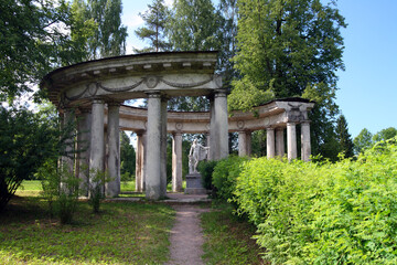 Fototapeta na wymiar apollo colonnade in Pavlovsk park