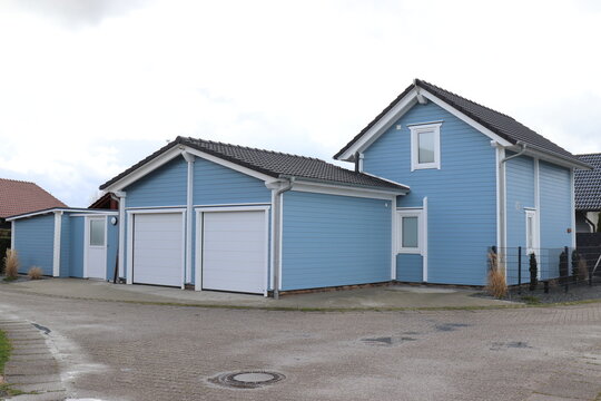 Blaues Holzhaus.