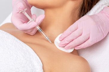 Obraz na płótnie Canvas Cosmetologist makes rejuvenating anti wrinkle injections on the neck