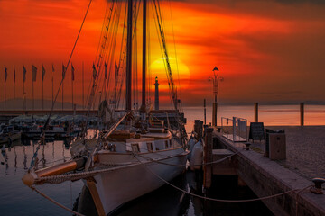 Sonnenuntergang im Hafen von Garda, Gardasee