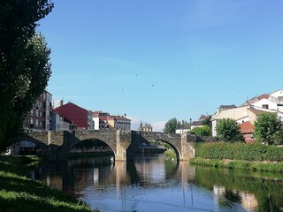 Fototapeta na wymiar Puente sobre el río Cabe en Monforte de Lemos, Galicia
