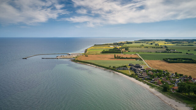 Luftaufnahme des Fährhafens der dänischen Ortschaft Ballen auf der Ostseeinsel Samsø