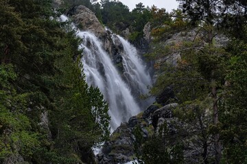 Naklejka na ściany i meble waterfall in the pyrenees 