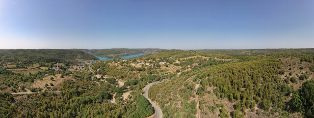 panorama au dessus du lac d'Esparron-de-Verdon en été