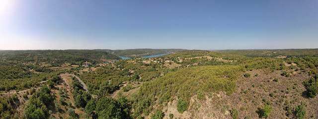 panorama sur les alentour d'Esparron-de-Verdon sous la canicule d'été et sécheresse - Provence France 